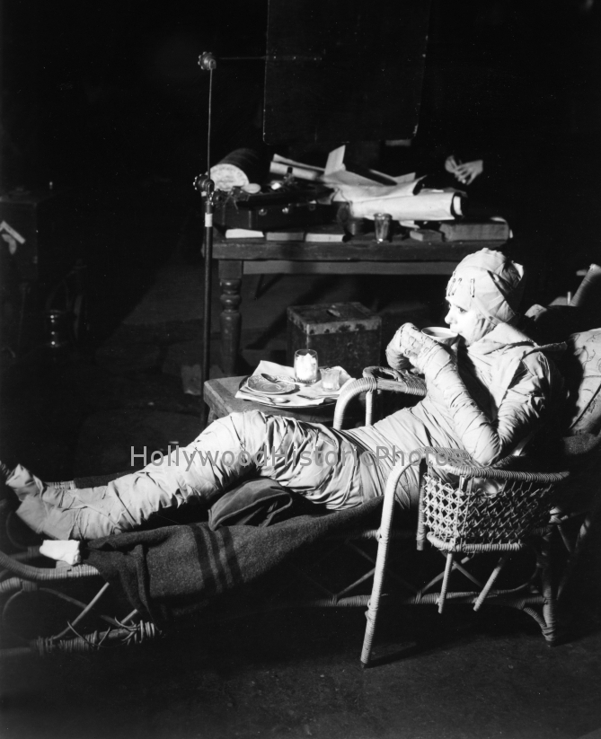 Elsa Lanchester 1935 Bride of Frankenstein on her lunch break.jpg